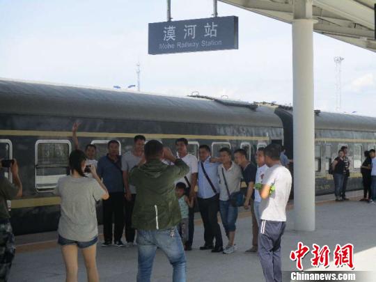 圖為旅客在漠河站合影留念。(中國鐵路哈爾濱局集團有限公司提供)