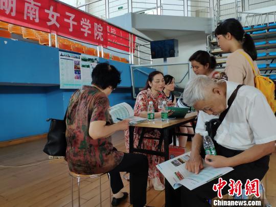 中國各地高考分?jǐn)?shù)線相繼出臺填報(bào)志愿咨詢行業(yè)生意火爆