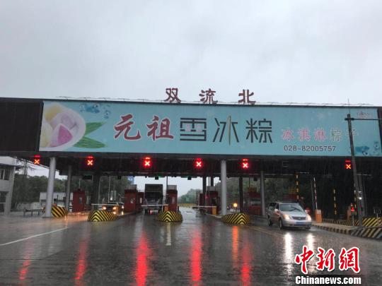 網(wǎng)傳車輛被淹的收費(fèi)站現(xiàn)狀?！＄娦?攝
