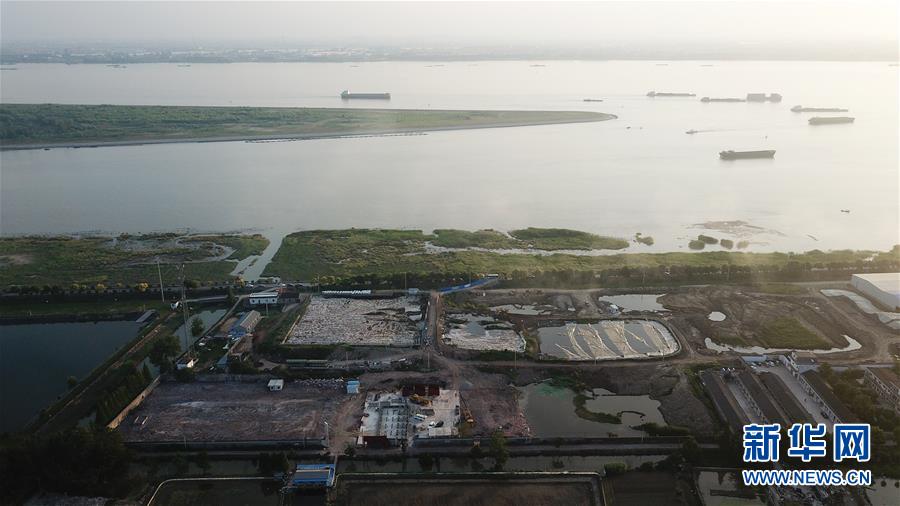 （新華視點&middot;圖文互動）（6）中央督察兩年有的絲毫未改，有的不減反增&mdash;&mdash;江蘇泰興數(shù)萬噸化工廢料和污泥堆放長江邊調(diào)查