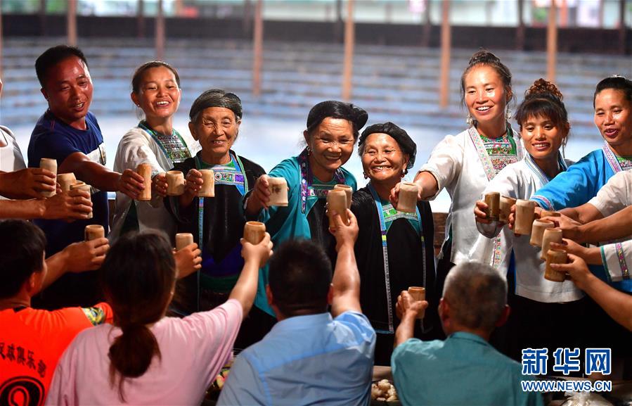 (社會)(1)苗山脫貧影像志——把苗寨搬進景區(qū) 讓貧困戶住進城里