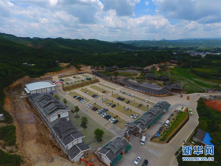 （社會）（4）苗山脫貧影像志&mdash;&mdash;把苗寨搬進(jìn)景區(qū) 讓貧困戶住進(jìn)城里