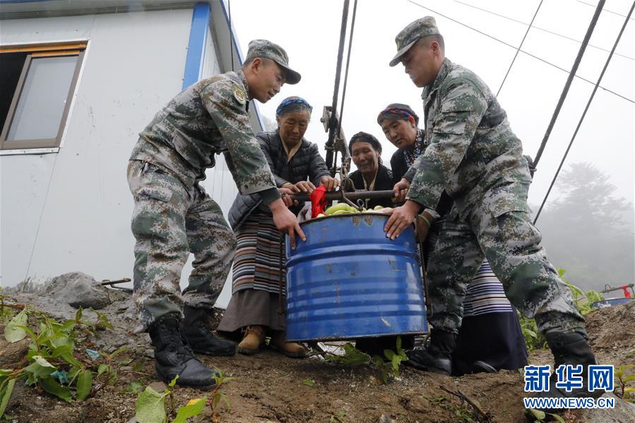 （圖文互動）（2）特寫：&ldquo;八一&rdquo;禮物，飛向云端哨所
