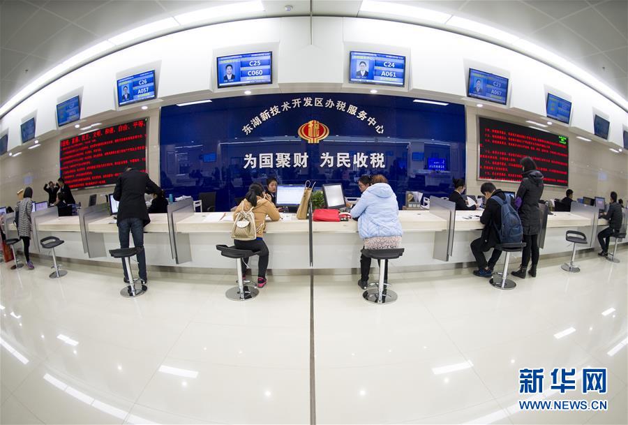 （圖文互動(dòng)）（1）掃&ldquo;四風(fēng)&rdquo;之弊　興清新之風(fēng)&mdash;&mdash;武漢治理&ldquo;新衙門(mén)作風(fēng)&rdquo;觀察