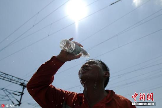 資料圖：高溫下的人。胡國林 攝 圖片來源：東方IC 版權(quán)作品 請勿轉(zhuǎn)載