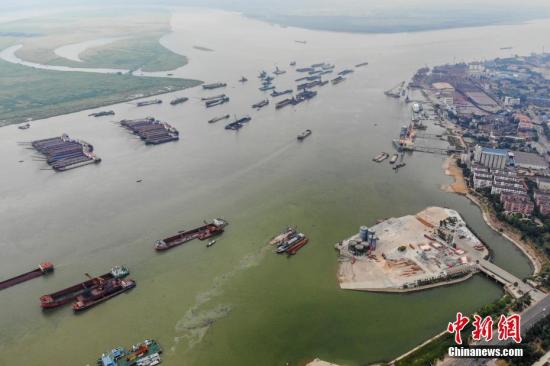 8月1日，巨型的水泥儲(chǔ)罐被吊離碼頭，湖南岳陽城陵磯新港區(qū)天欣碼頭的整治已基本完成。今年5月，長江岸線湖南段開展港口碼頭&ldquo;關(guān)停并轉(zhuǎn)&rdquo;專項(xiàng)整治行動(dòng)。截至目前，該行動(dòng)已集中關(guān)停42個(gè)碼頭泊位，退出岸線7302米。楊華峰 攝