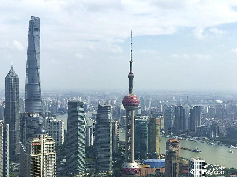 　　長三角更高質(zhì)量的一體化發(fā)展，將建成具有全球競爭力的世界級(jí)城市群。圖為上海陸家嘴（孔華/攝）