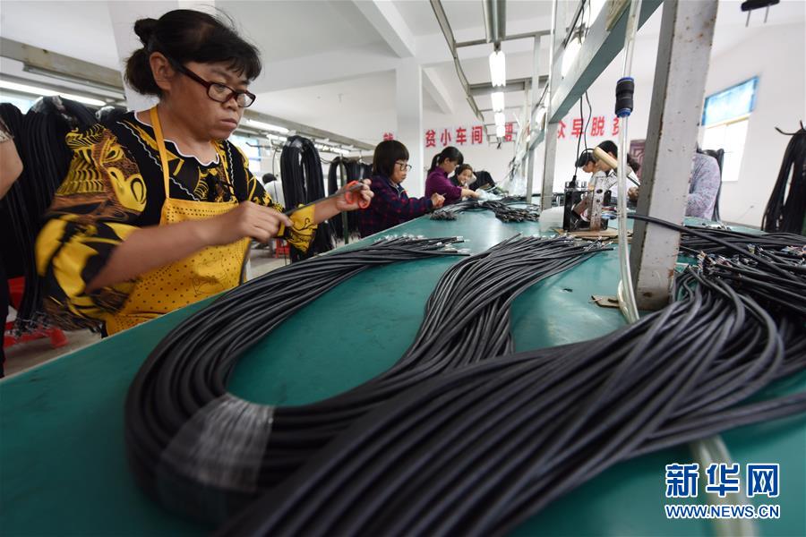 (新華全媒頭條·圖文互動(dòng))(3)脫貧攻堅(jiān)的重要一步——寫(xiě)在40個(gè)貧困縣脫貧摘帽之際