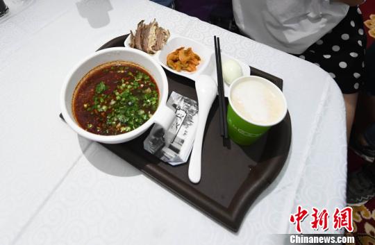 圖為&ldquo;環(huán)西部火車游Y667/8次&rdquo;列車上推出蘭州牛肉面套餐，套餐38元，有一碗牛肉面、一碟牛肉、一個雞蛋、一份小菜、一份甜胚子?！钇G敏 攝
