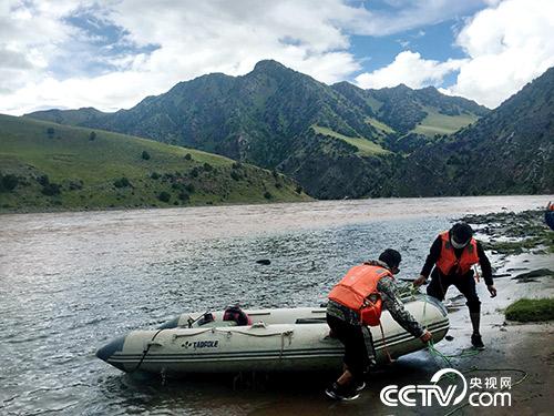 管護員久美扎西（右）和朋友正準備將皮劃艇抬上岸。