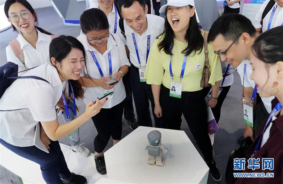（新華全媒頭條&middot;圖文互動(dòng)）（2）&ldquo;中國(guó)智，世界能&rdquo;&mdash;&mdash;2018世界人工智能大會(huì)釋放AI發(fā)展新信號(hào)