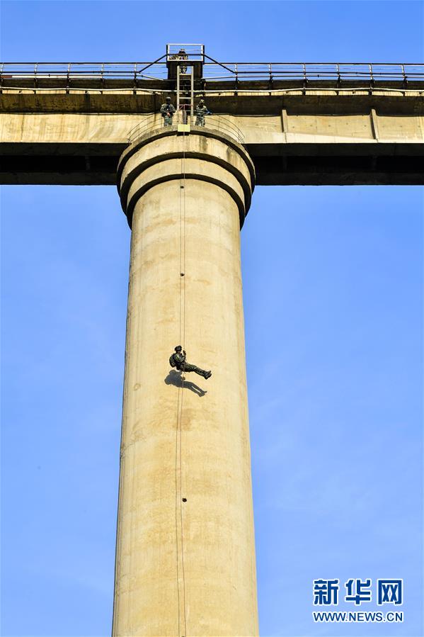 (圖文互動)(3)一切為了實戰(zhàn)——武警部隊“巔峰”特戰(zhàn)比武競賽現(xiàn)場見聞