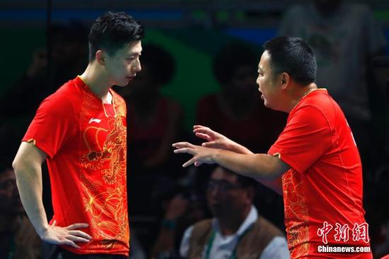 圖為教練劉國(guó)梁在場(chǎng)邊指導(dǎo)。<a target='_blank'  ><p  align=