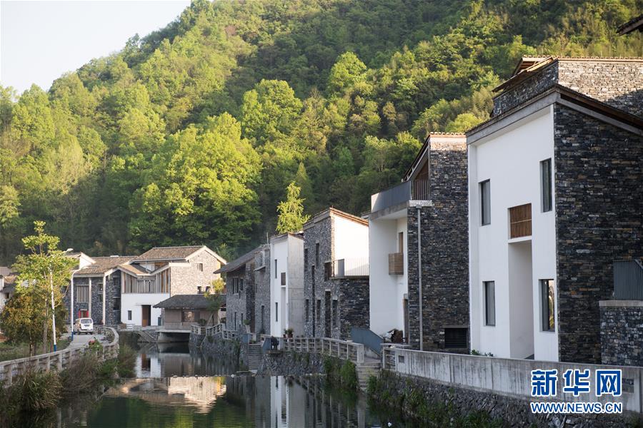 (新華全媒頭條·圖文互動)(2)希望灑在金色田野——寫在鄉(xiāng)村振興戰(zhàn)略實(shí)施一周年之際