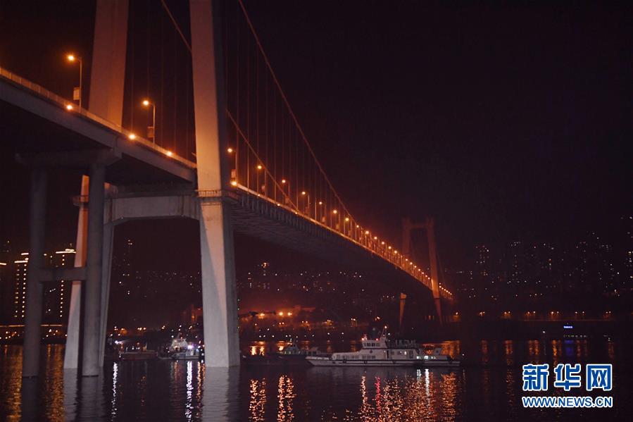 （重慶公交車墜江事故&middot;圖文互動）（4）夜幕降臨，重慶萬州公交客車墜江事故救援工作仍在進行中