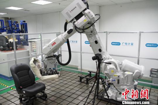 機(jī)器人測(cè)試桌椅。　盧育辛 攝