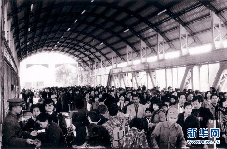 （圖文互動）（1）四十年、一扇窗&mdash;&mdash;兩地值守者眼中的羅湖橋