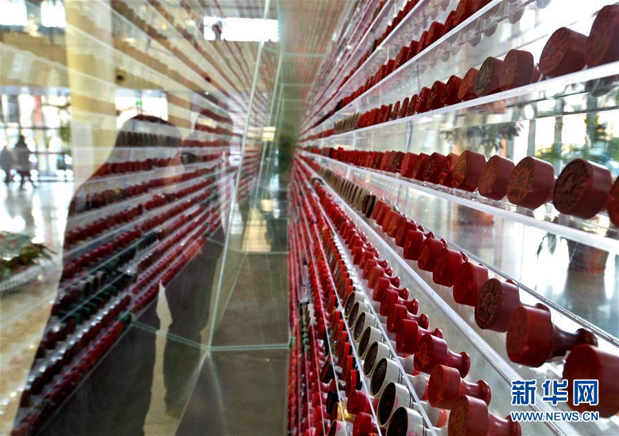 (新華全媒頭條·改革開放40年變遷系列述評·圖文互動(dòng))(7)堅(jiān)強(qiáng)的保障——改革開放40年變遷系列述評政治篇