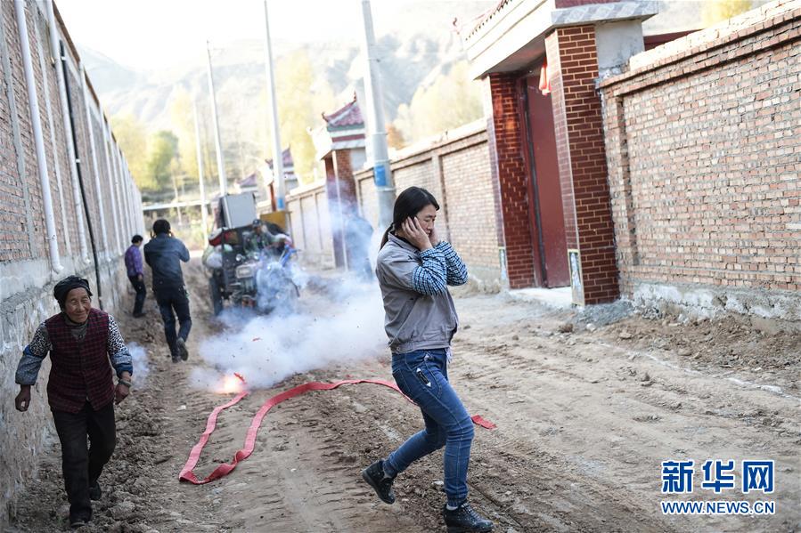 (新華全媒頭條·壯闊歷程40年系列述評(píng)·圖文互動(dòng))(3)舉旗定向 康莊大道——從改革開(kāi)放40年看中國(guó)自信