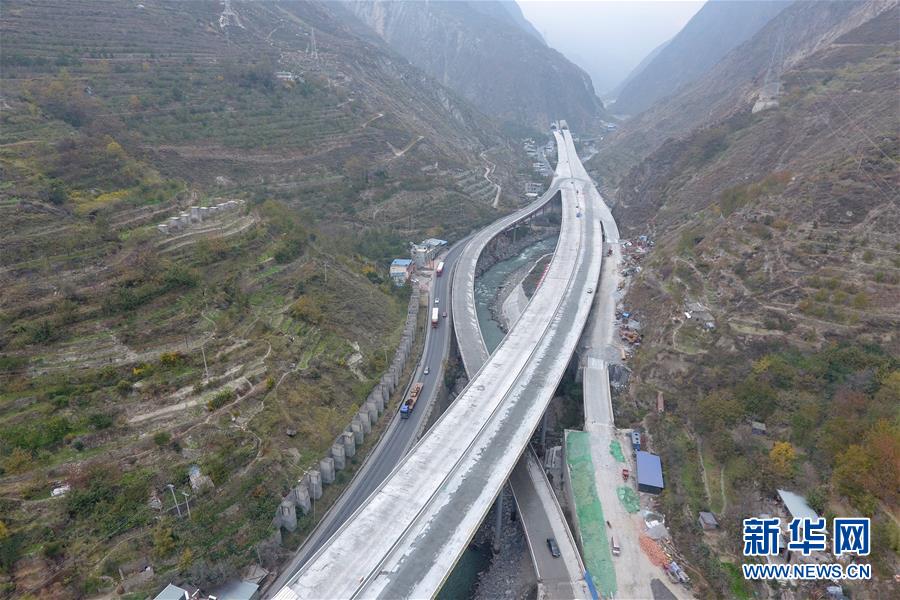 (新華全媒頭條·壯闊歷程40年系列述評(píng)·圖文互動(dòng))(8)舉旗定向 康莊大道——從改革開(kāi)放40年看中國(guó)自信