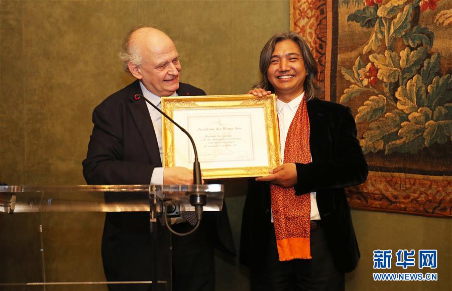 (新華全媒頭條·壯闊歷程40年系列述評(píng)·圖文互動(dòng))(10)舉旗定向 康莊大道——從改革開(kāi)放40年看中國(guó)自信