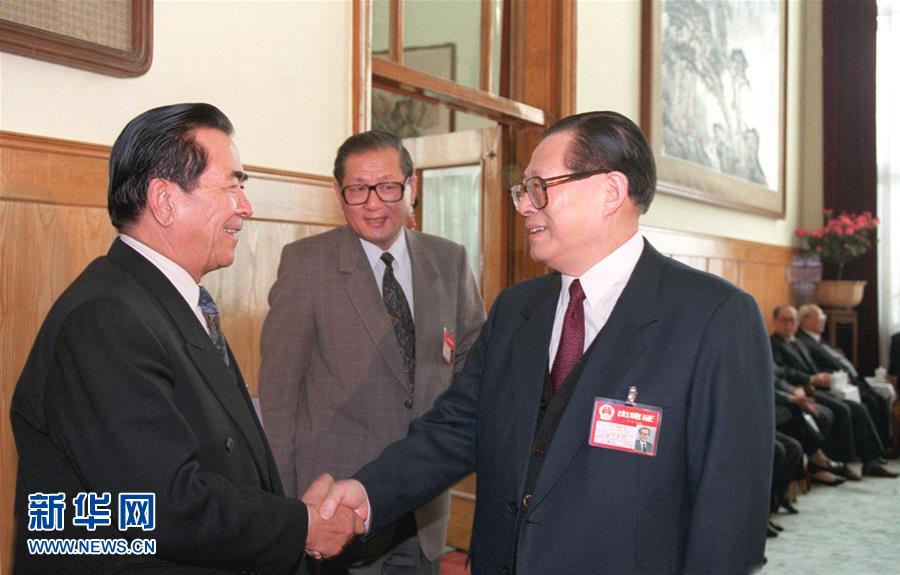 (時(shí)政)(4)鐵木爾·達(dá)瓦買提同志生平照片