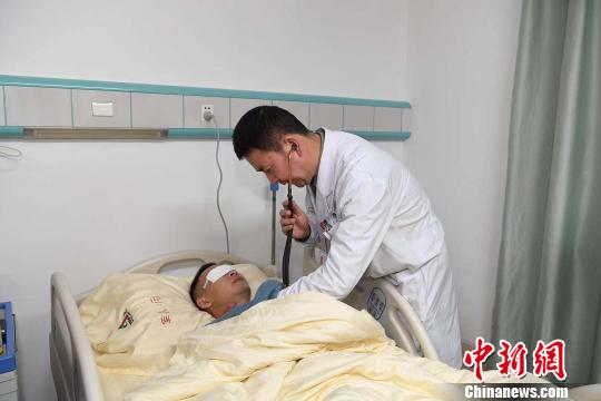 圖為醫(yī)生為杜富國檢查?！⌒が?攝