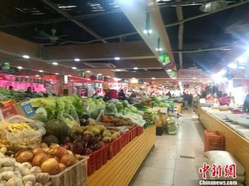 資料圖：圖為北京一家菜市場內(nèi)景。 謝藝觀 攝