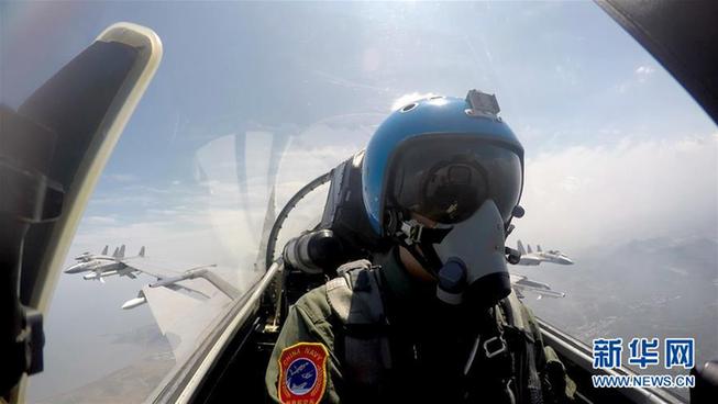 (改革先鋒風(fēng)采·圖文互動(dòng))(2)戴明盟:航母戰(zhàn)斗機(jī)英雄試飛員