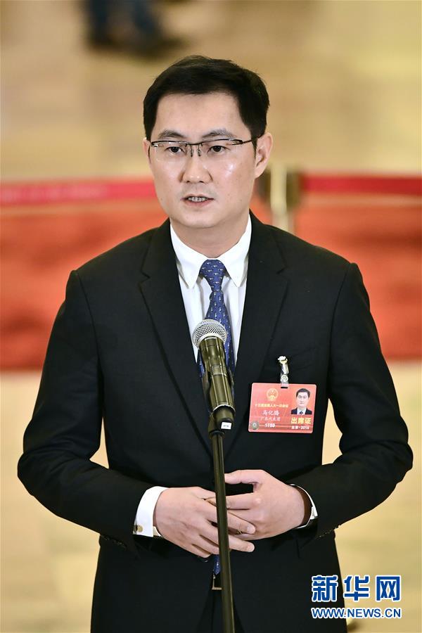 （兩會&middot;人大開幕）（2）全國人大代表接受采訪