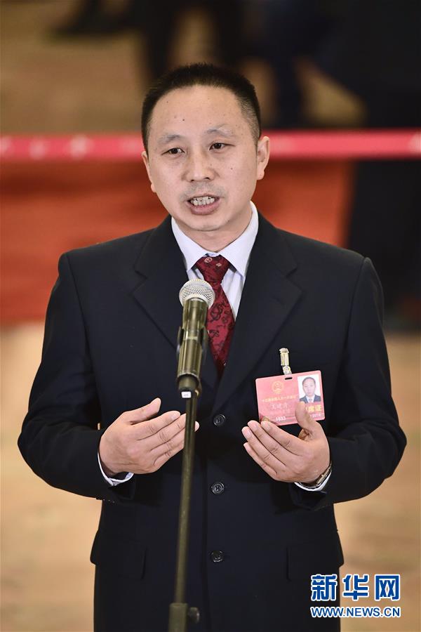 （兩會&middot;人大開幕）（11）全國人大代表接受采訪