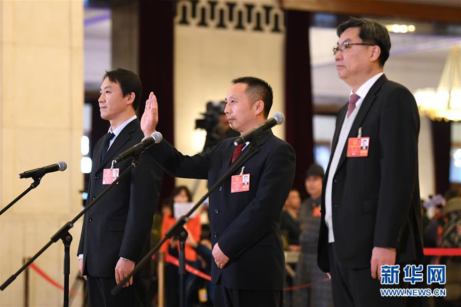 （兩會(huì)&middot;人大開(kāi)幕）（13）全國(guó)人大代表接受采訪