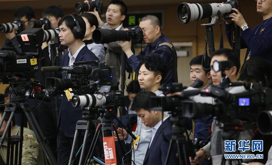 （兩會(huì)&middot;XHDW）（8）中國(guó)人民銀行行長(zhǎng)周小川等就&ldquo;金融改革與發(fā)展&rdquo;答記者問(wèn)