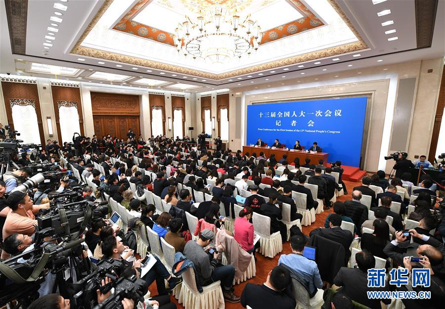 (兩會)(4)十三屆全國人大一次會議秘書處法案組有關(guān)負(fù)責(zé)人回應(yīng)憲法修正案熱點問題