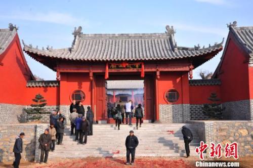 資料圖：元旦小長假期間，威海南海新區(qū)云龍山上舉辦新年廟會?！⒉?攝