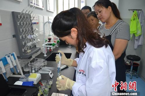 資料圖：工作人員根據(jù)消費(fèi)者要求現(xiàn)場(chǎng)檢驗(yàn)，共筑食品安全。<a target='_blank' ><p  align=