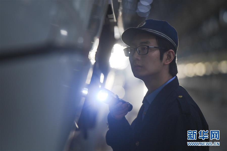 (圖文互動)(1)地震少年李長安的首次春運(yùn)