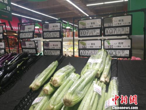 圖為超市里的蔬菜攤。正值晚間，一些菜已被人們買空。 謝藝觀 攝