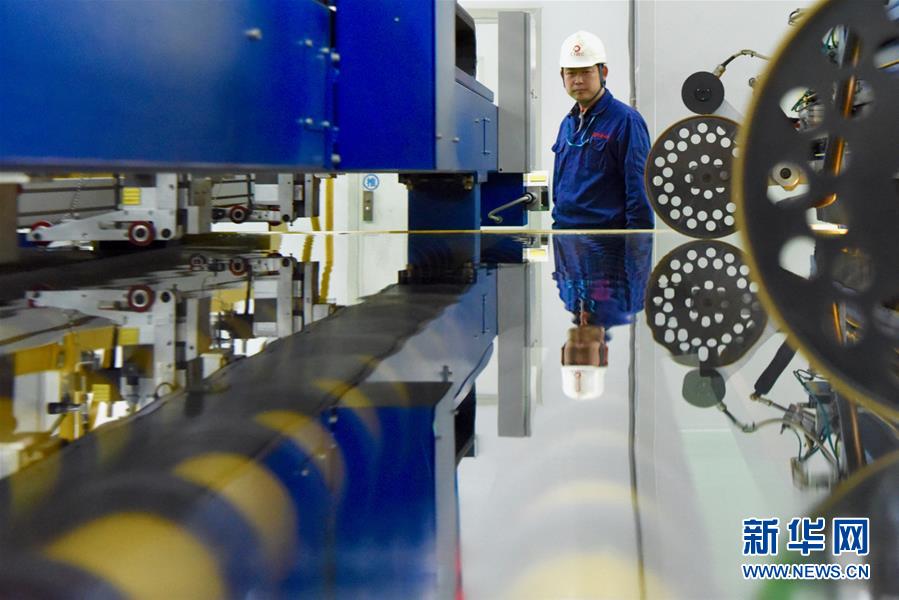 (在習(xí)近平新時(shí)代中國特色社會(huì)主義思想指引下·將改革開放進(jìn)行到底·強(qiáng)國之基)(新華全媒頭條·圖文互動(dòng))(3)奮斗不停步 改革再出發(fā)——“四個(gè)自信”筑牢強(qiáng)國之基