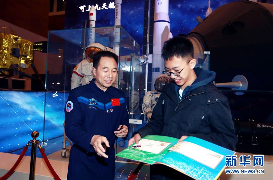 (圖文互動(dòng))(1)“偉大的變革——慶祝改革開放40周年大型展覽”迎來寒假參觀熱潮 現(xiàn)場觀眾人數(shù)突破300萬