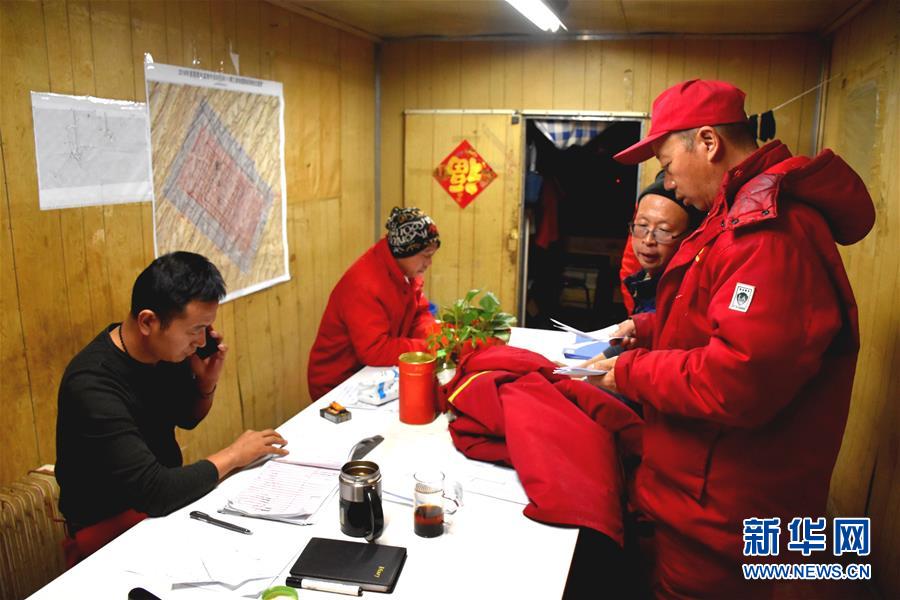 (新春走基層·圖文互動(dòng))(4)走進(jìn)塔克拉瑪干:探訪沙漠物探人