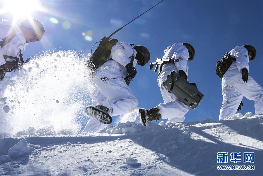 (新華全媒頭條·圖文互動(dòng))(7)向祖國(guó)報(bào)告:我在戰(zhàn)位守萬(wàn)家團(tuán)圓——解放軍和武警部隊(duì)新春佳節(jié)備戰(zhàn)執(zhí)勤記事