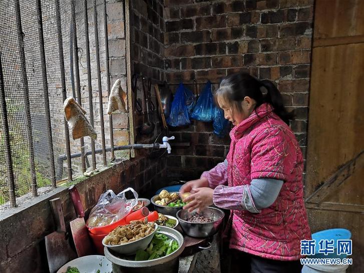 (新春走基層·圖文互動(dòng))(2)八平方米“蝸居”變身苗家客棧——苗家“花姐”的脫貧故事