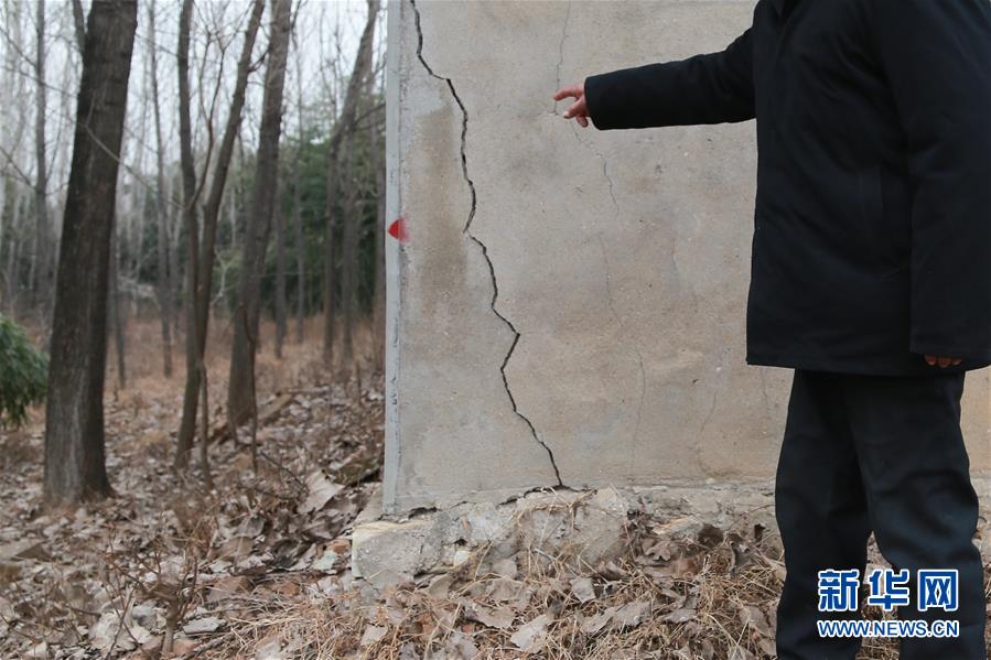 （新華視點(diǎn)&middot;圖文互動）（3）挖掘作業(yè)距漢墓中心僅20米，村民住房出現(xiàn)裂縫&hellip;&hellip;&ldquo;造地&rdquo;如何變挖山？