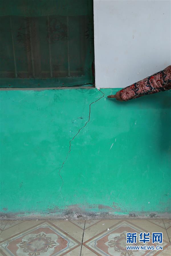 （新華視點(diǎn)&middot;圖文互動）（4）挖掘作業(yè)距漢墓中心僅20米，村民住房出現(xiàn)裂縫&hellip;&hellip;&ldquo;造地&rdquo;如何變挖山？