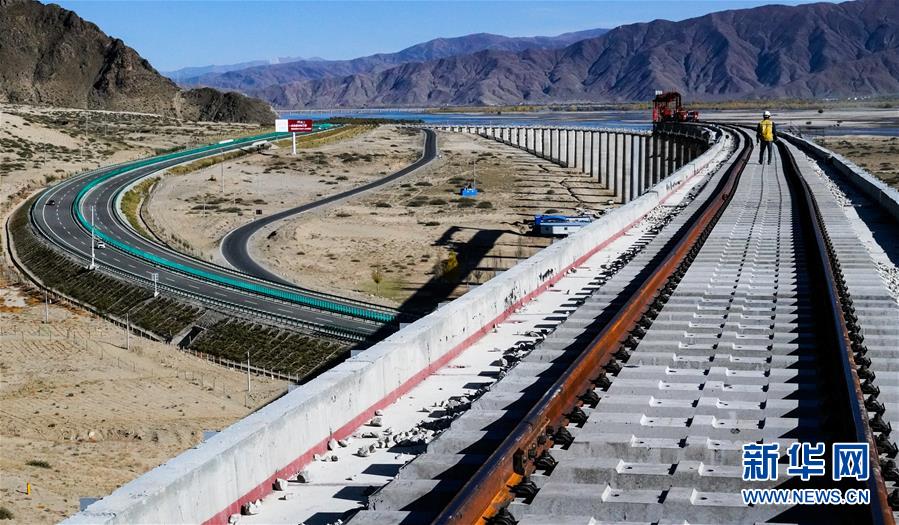 （兩會(huì)前夕看落實(shí)&middot;圖文互動(dòng)）（3）格?；ㄩ_ 幸福路寬&mdash;&mdash;西藏落實(shí)習(xí)近平總書記全國兩會(huì)重要講話精神紀(jì)實(shí)