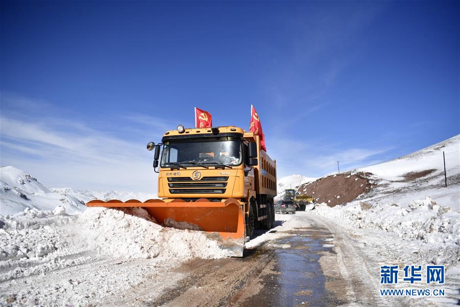(新華全媒頭條·圖文互動)(1)風雪中傳遞溫暖的力量——記青海干部群眾抗擊玉樹雪災(zāi)