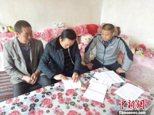 資料圖：圖為扶貧隊(duì)伍進(jìn)貧困戶里，給貧困戶宣講政策?！＄娦?攝