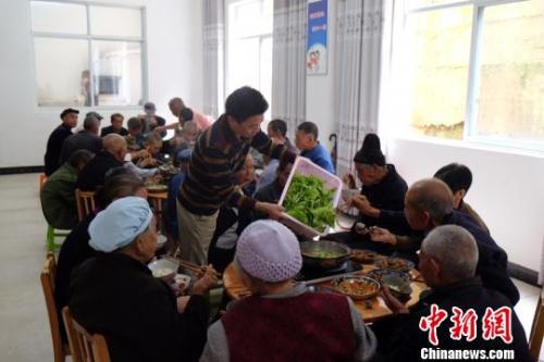 資料圖：社會福利中心吃飯的老人們。徐學練 攝。