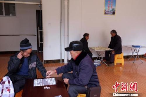 資料圖：老人們在下棋。徐學練 攝。